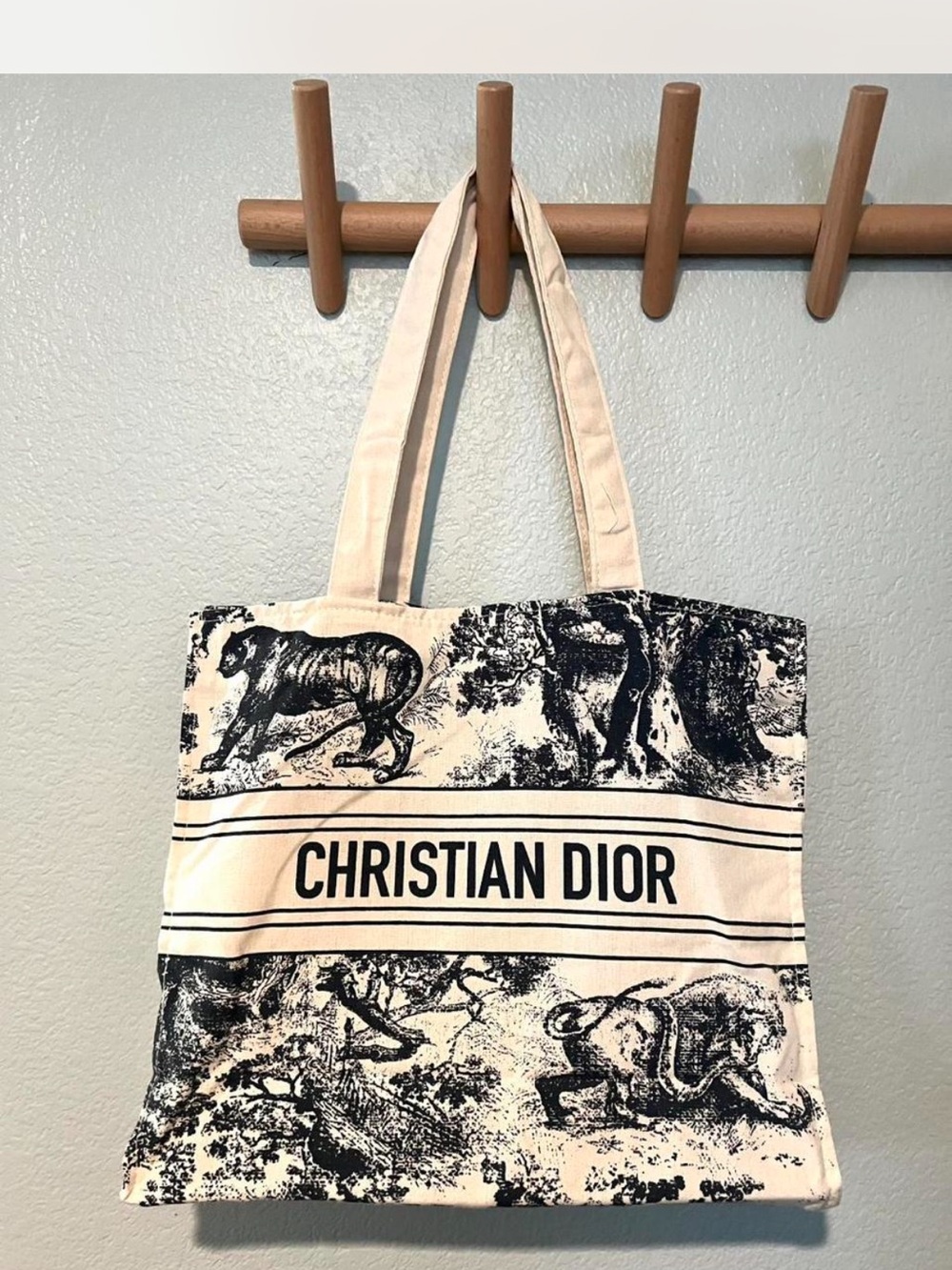 Christian Dior GWP beige tote bag with navy blue print
Approx 16” x 14” x 5.5